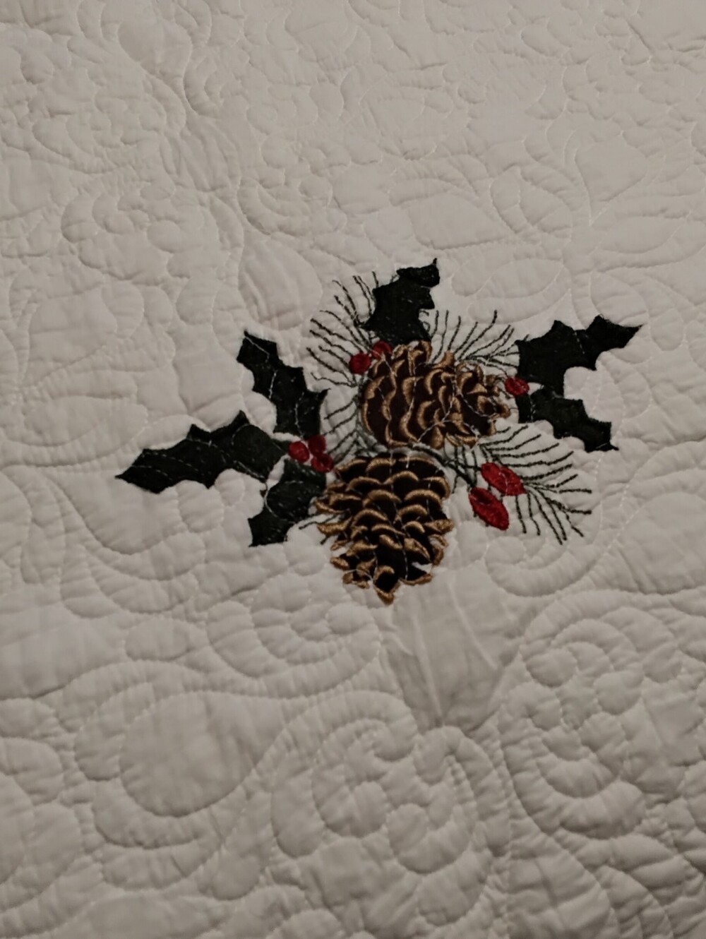 4008 Queen Size Crackerbarrel Embroidered Cardinal Greetings. 09" X 90". - Picture 2 of 15